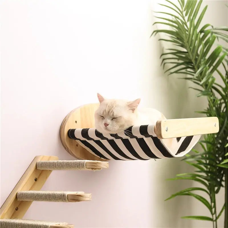 Chat dormant sur un arbre à chat mural - un espace de jeu vertical pour votre peinture murale de chat
