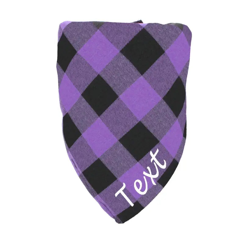 Gros plan sur un bandana à carreaux violet et noir avec le texte ’Tex’ de Unique Dog Bandana