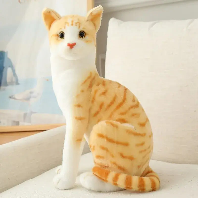 Peluche chat réaliste - Peluche Chat assis sur un canapé blanc d’une douceur inégalée