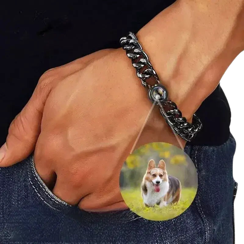 Personne portant un bracelet en acier titane avec un motif de chien pour les moments spéciaux Transparent Background