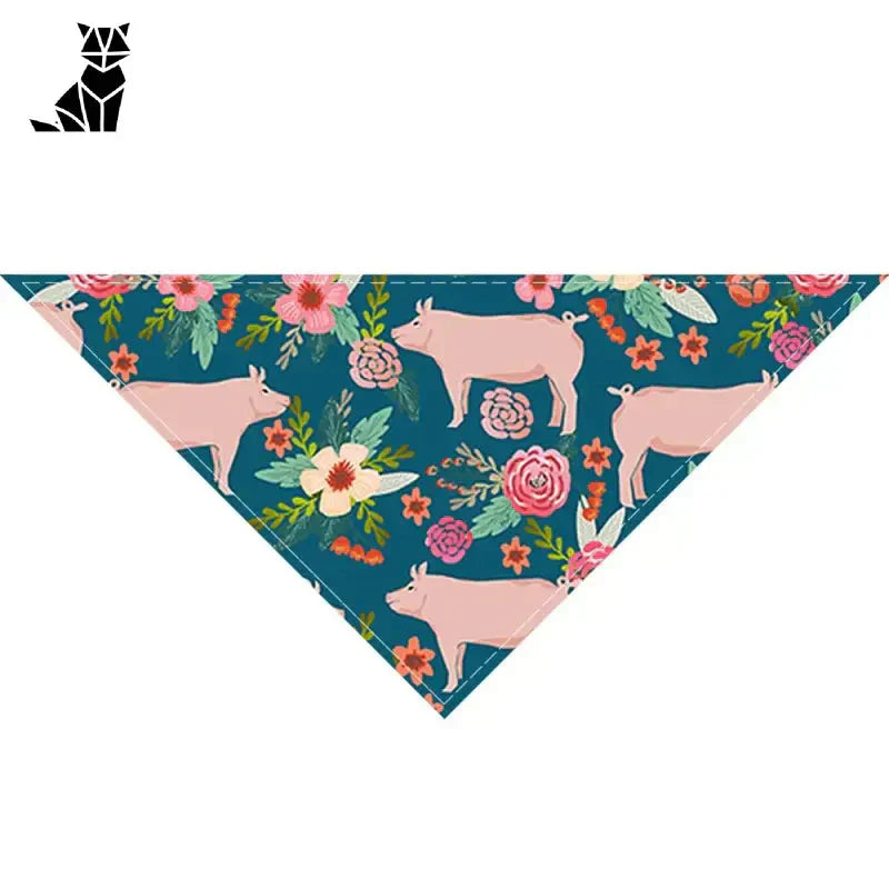 Gros plan sur un bandana de berger australien avec des petits motifs de fleurs et d’animaux