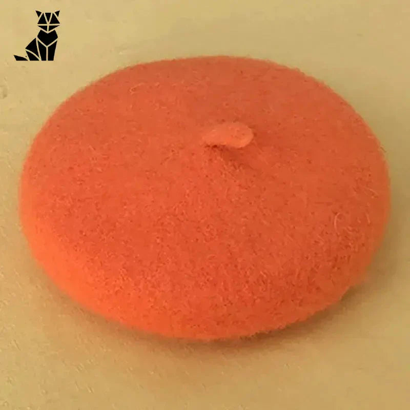 Boule de poudre orange sur la table à côté de l’Élégant Chapeau pour chats