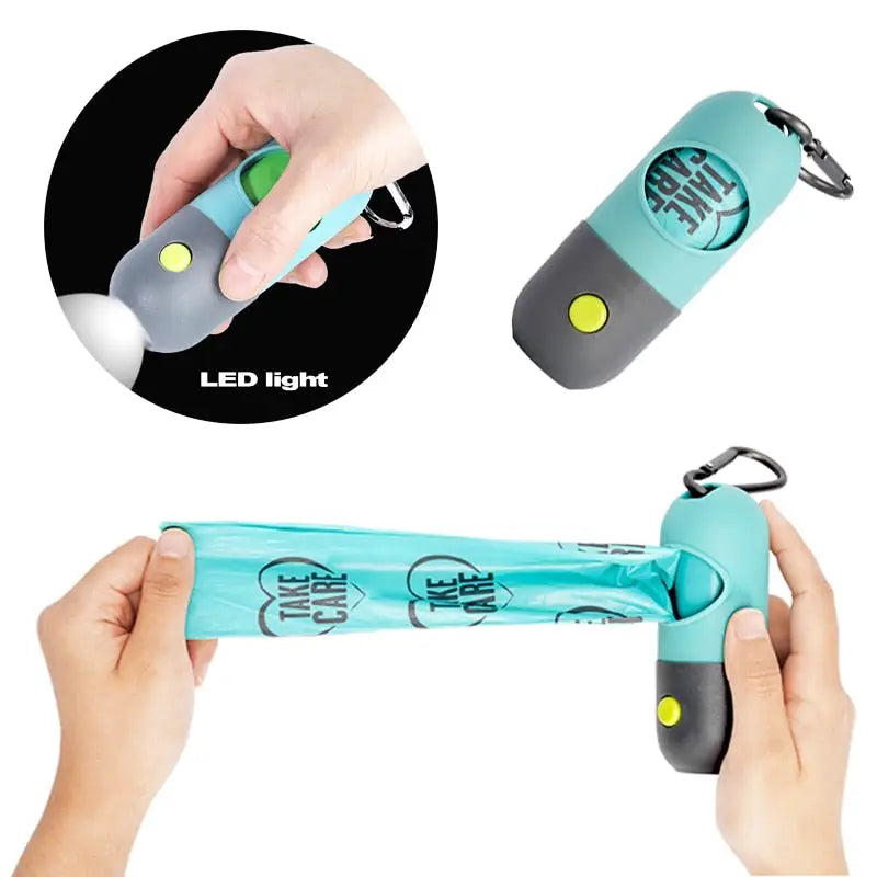 Promenades nocturnes : une personne utilise un distributeur de sacs à crottes avec une LED, une lampe de poche et une bouteille d’eau