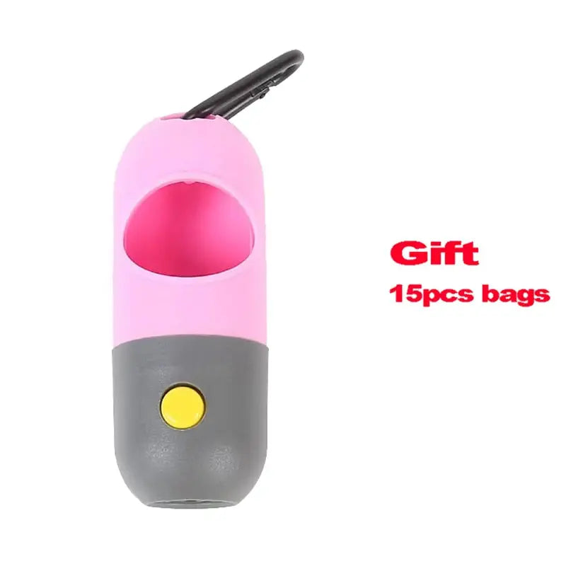 Gros plan sur un distributeur de sacs à crottes rose et gris avec LED et poignée noire pour les promenades nocturnes