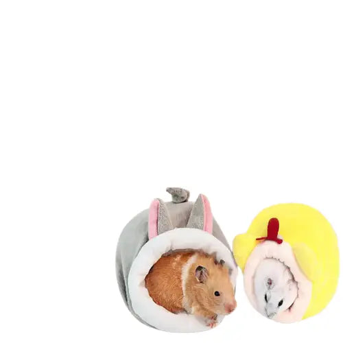 Trois hamsters dans une maison en coton douillette avec plantes, offrant un espace privé à votre petit compagnon Transparent Background