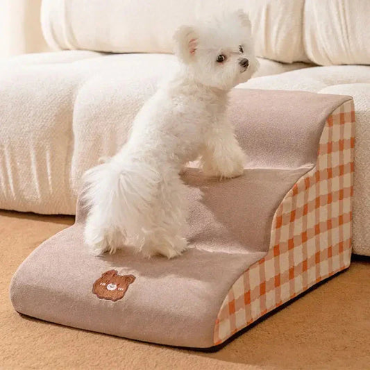 Un petit chien utilise confortablement les escaliers pour animaux pour daccéder au lit des chiens et des chats