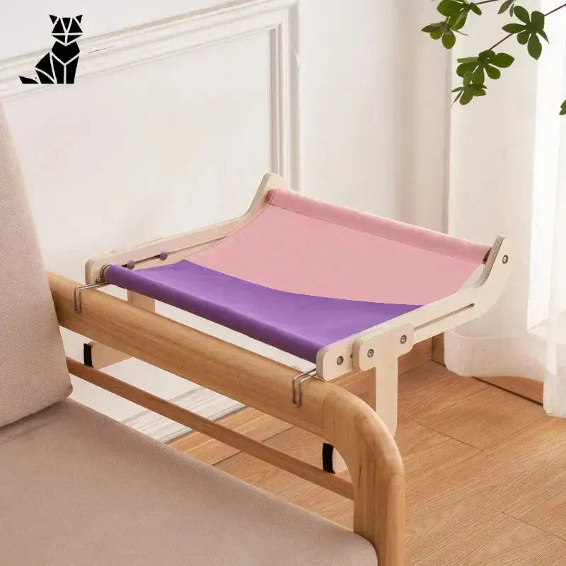 Vue d’un banc en bois avec un coussin violet pour un hamac confortable pour chat suspendu à la relaxation