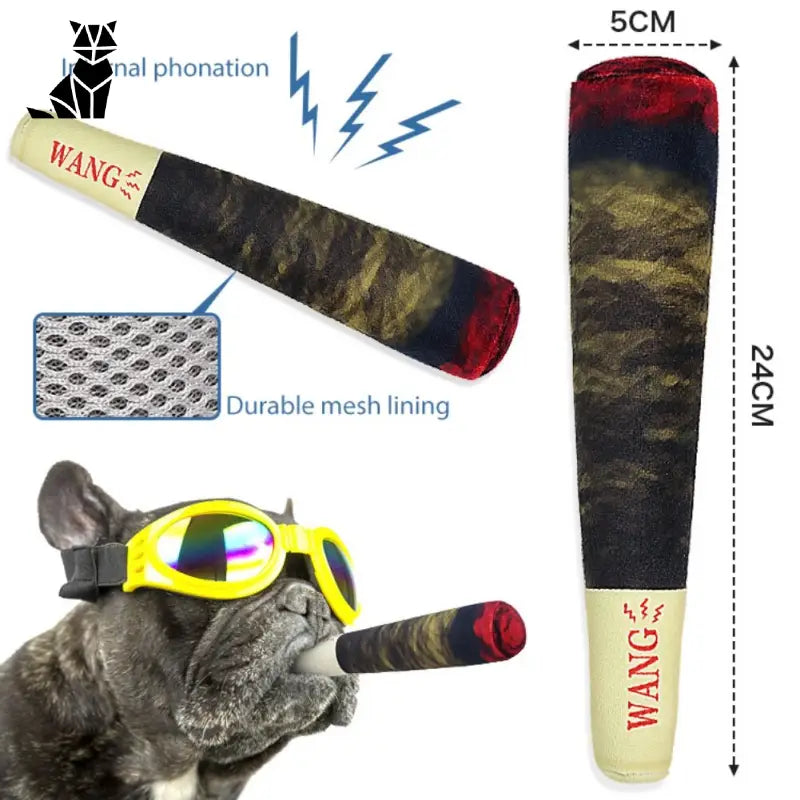 Chat avec des lunettes de protection appréciant le jouet à mâcher Cigar avec grincement, un jouet parfait pour les animaux de compagnie espiègles