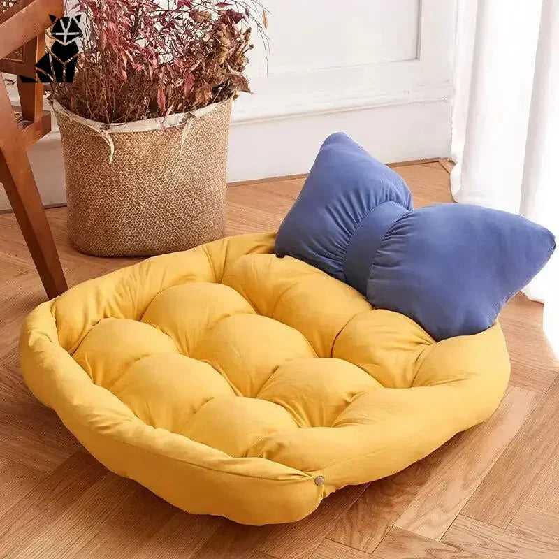 Le Nid Confort Multifonctionnel pour Chiens est équipé d’un coussin jaune et bleu pour un confort supplémentaire