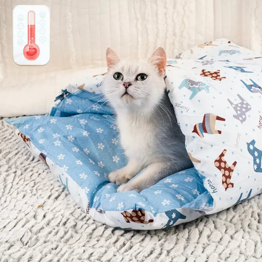 Chat niché dans un lit en coton Cozy Star sous une couverture en douillet pour un confort ultime