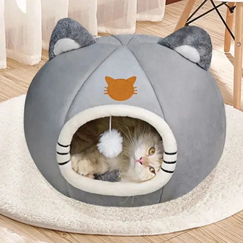 Chat profitant d’une sieste reposante dans la Cozy House for Cats : Espace confortable, douillet et paisible