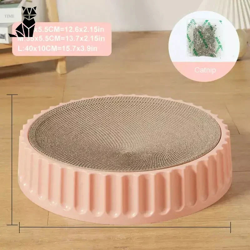 Chat appréciant le tapis griffoir rond en papier ondulé, un parfait griffoir et tapis rond